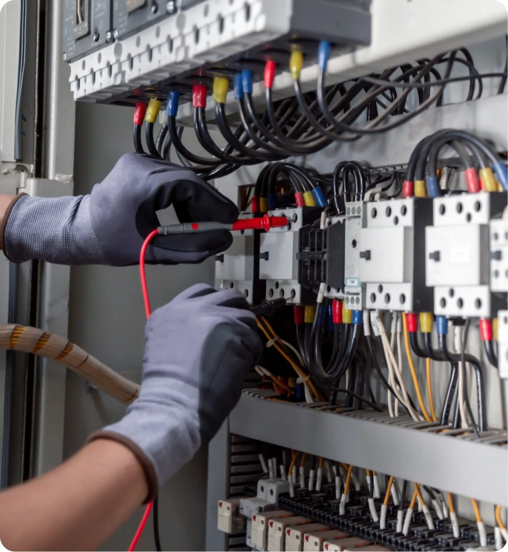 Eletricista a trabalhar num quadro elétrico
