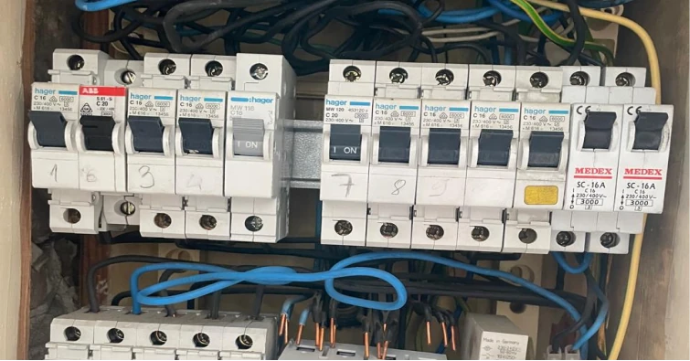 Troca de disjuntores e quadros elétricos